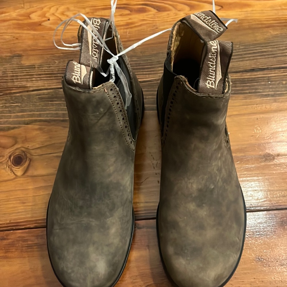 Blundstone high-top Chelsea boots in rustic brown US size 7. NWT.